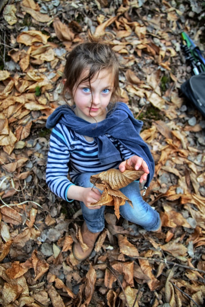 Fille au feuilles