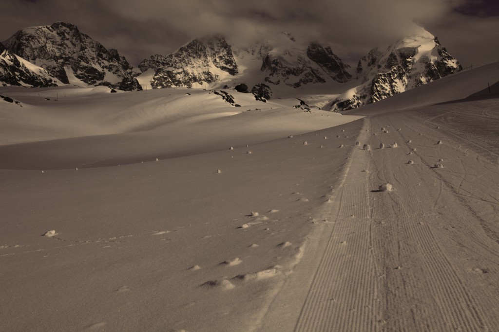 SCHNEEGERÖLL